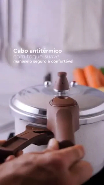 Cabo antitérmico soft-touch durante o manuseio da panela de pressão