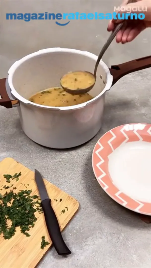 Servindo sopa recém-preparada na panela de pressão Brinox Ceramic Life