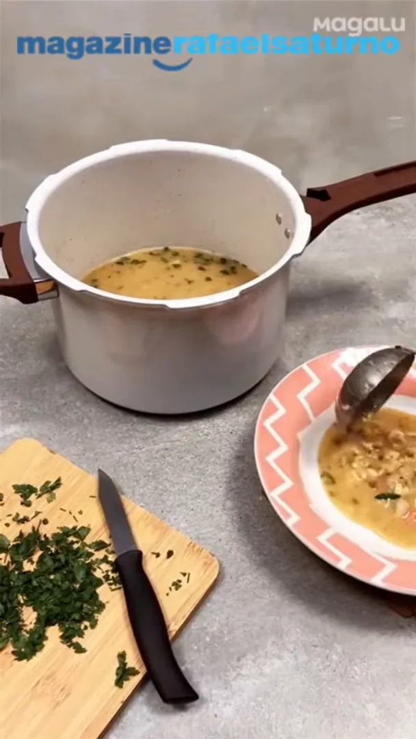Servindo sopa preparada na panela de pressão cerâmica Brinox