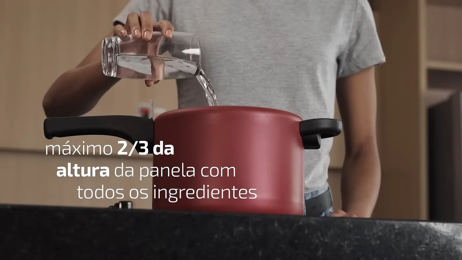 Água sendo adicionada no interior da panela de pressão