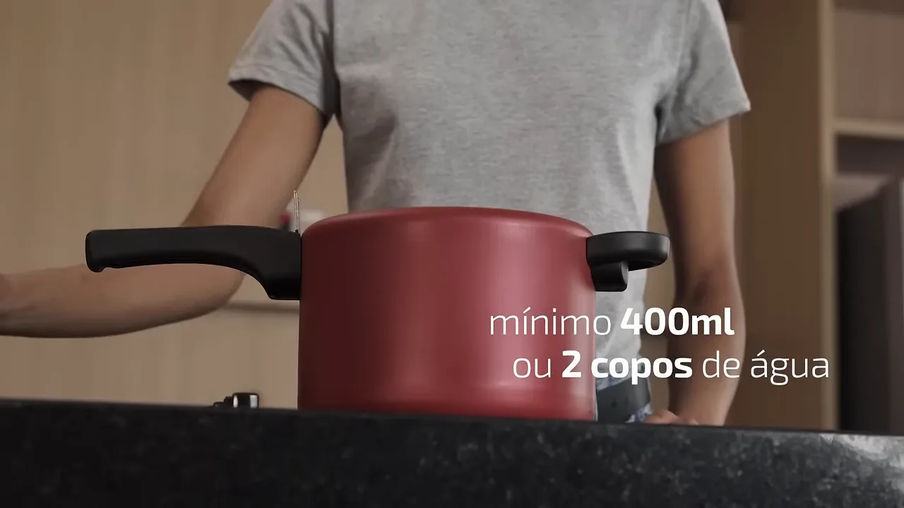 Abastecimento com água na panela de pressão antes do cozimento
