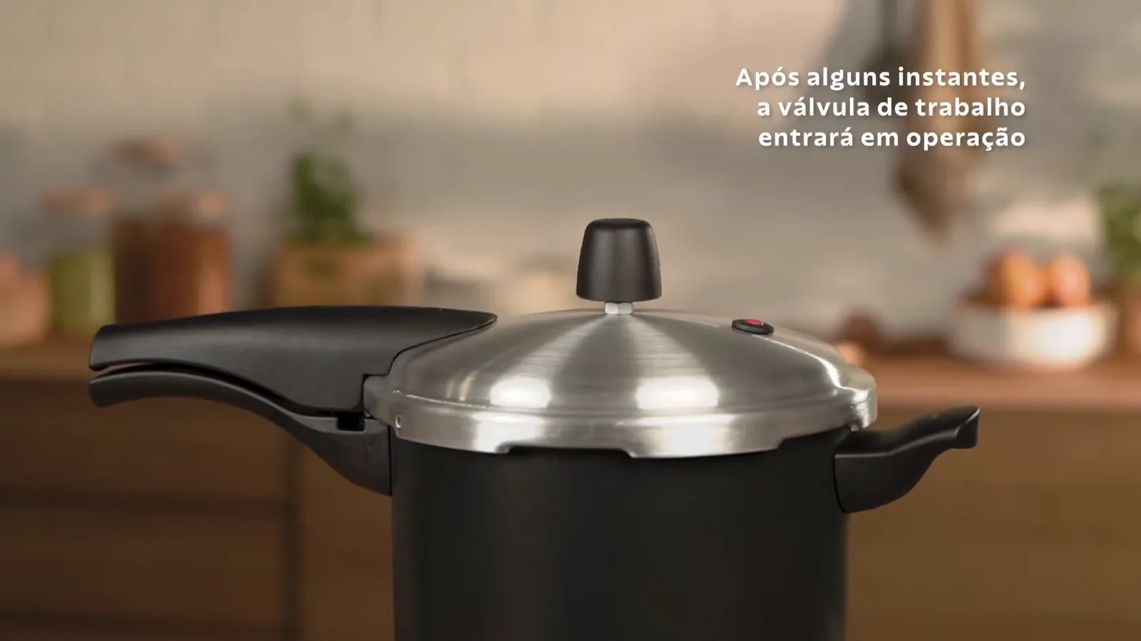 Panela de pressão no fogão liberando vapor pela válvula de trabalho