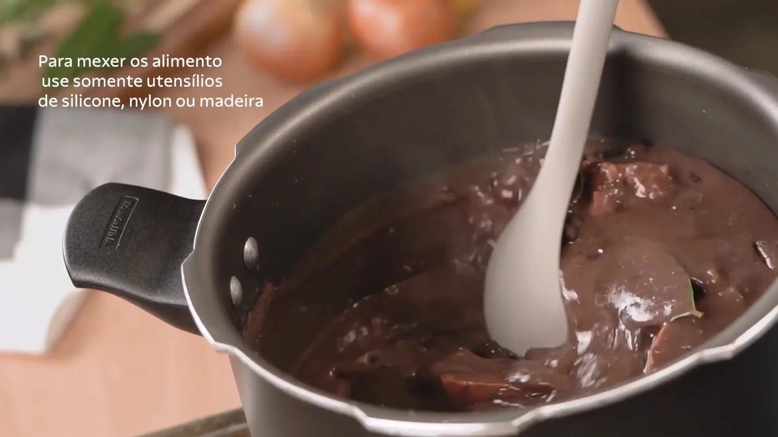 Preparo de feijão na panela de pressão com revestimento antiaderente