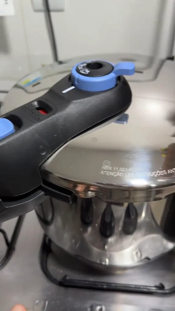 Panela de pressão Rochedo Inox Trendy posicionada sobre o fogão