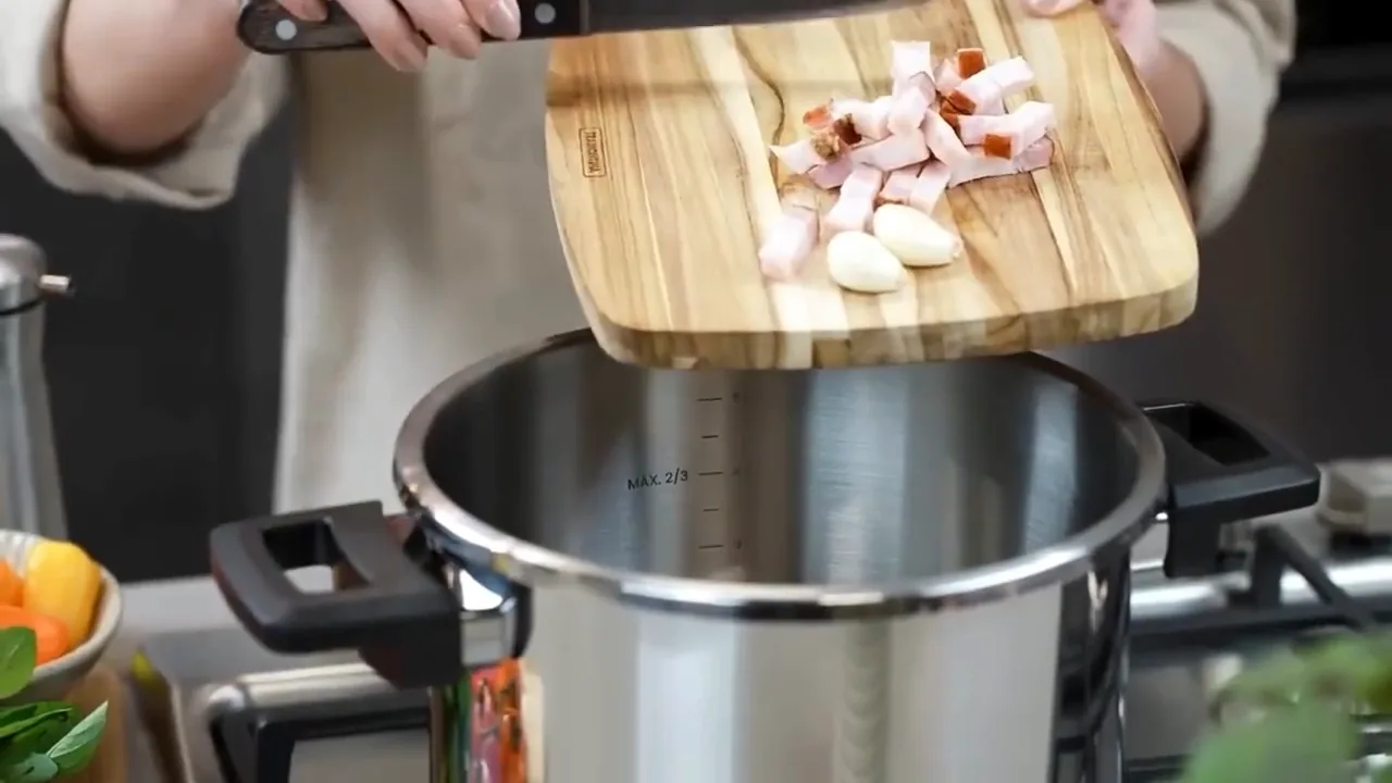 Ingredientes sendo adicionados na panela de pressão em aço inox