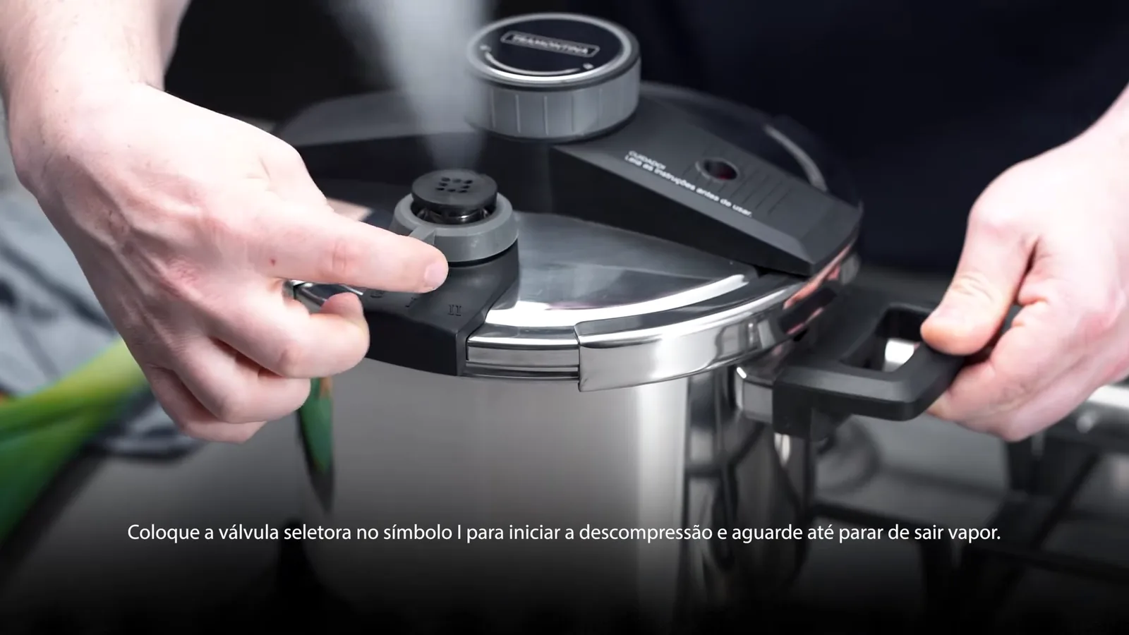 Panela de pressão liberando vapor pela válvula seletora durante descompressão