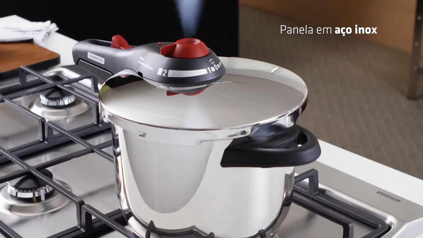 Panela de pressão Tramontina Solar liberando vapor no fogão