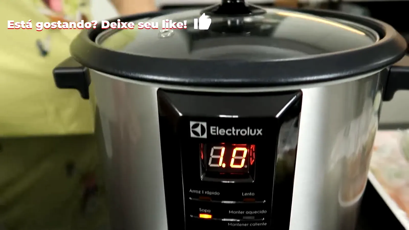 Panela elétrica Electrolux com tampa de vidro aquecendo na bancada
