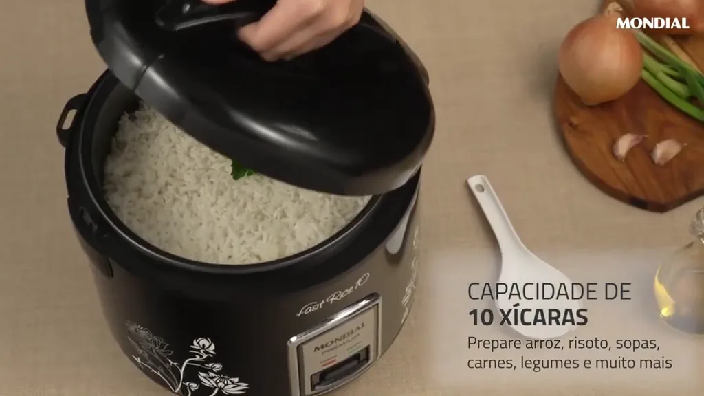 Panela elétrica aberta exibindo arroz branco cozido em sua capacidade total