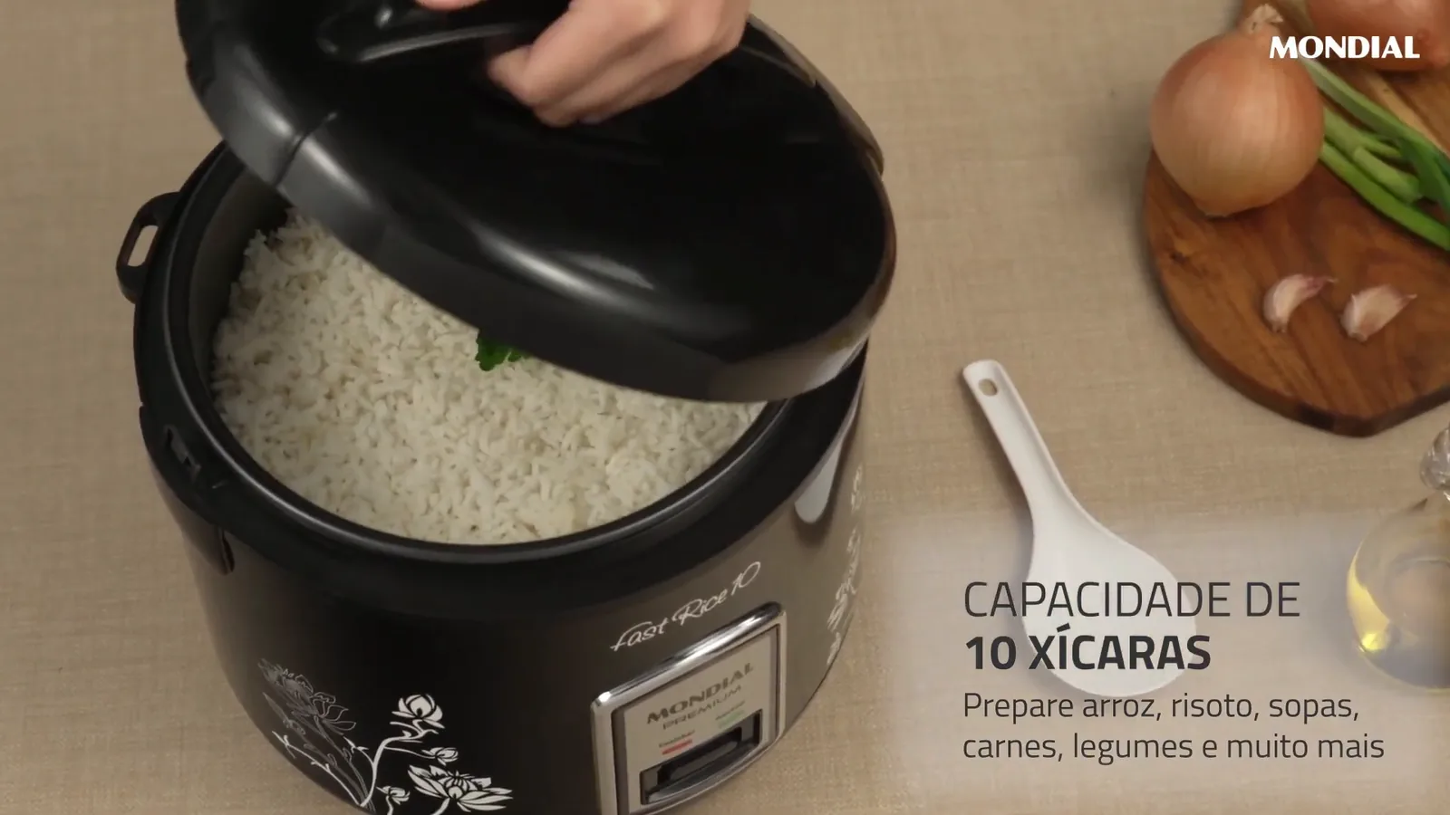 Panela elétrica de arroz aberta com arroz branco recém cozido