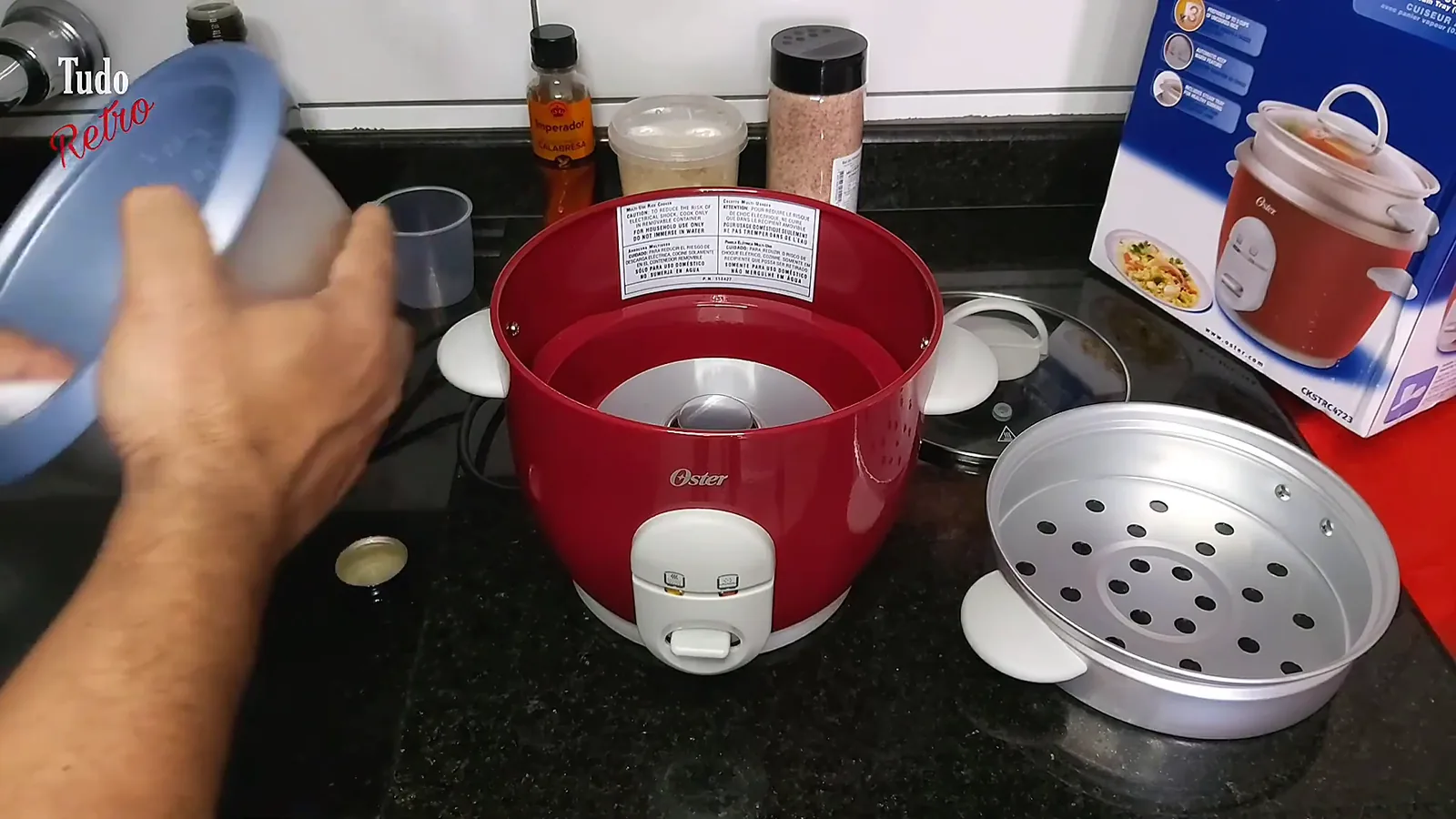 Untando a cuba interna da panela elétrica Oster para cura