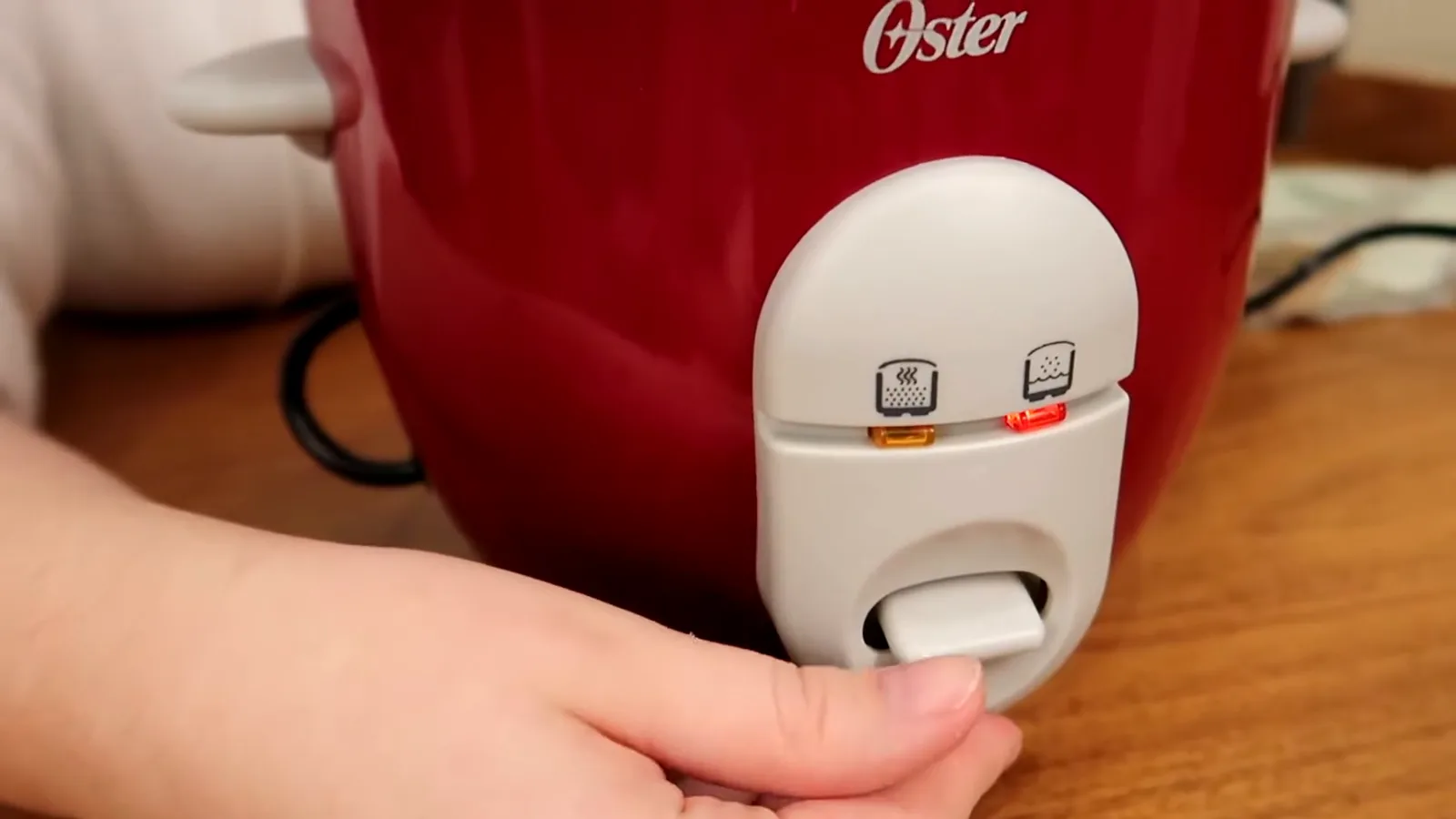 Acionamento mecânico do botão para iniciar o cozimento do arroz
