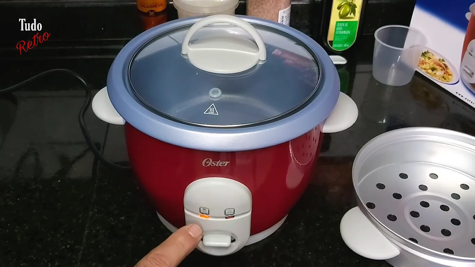 Panela elétrica Oster ligada com luz indicadora de cozimento acesa