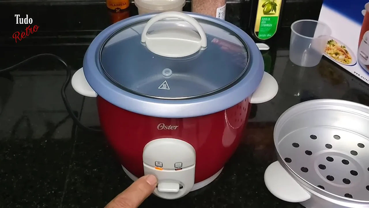 Acionamento do botão da panela elétrica para iniciar o aquecimento