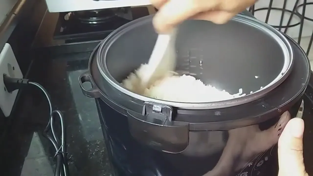 Refogando o arroz cru na panela elétrica Britânia PA5 Prime