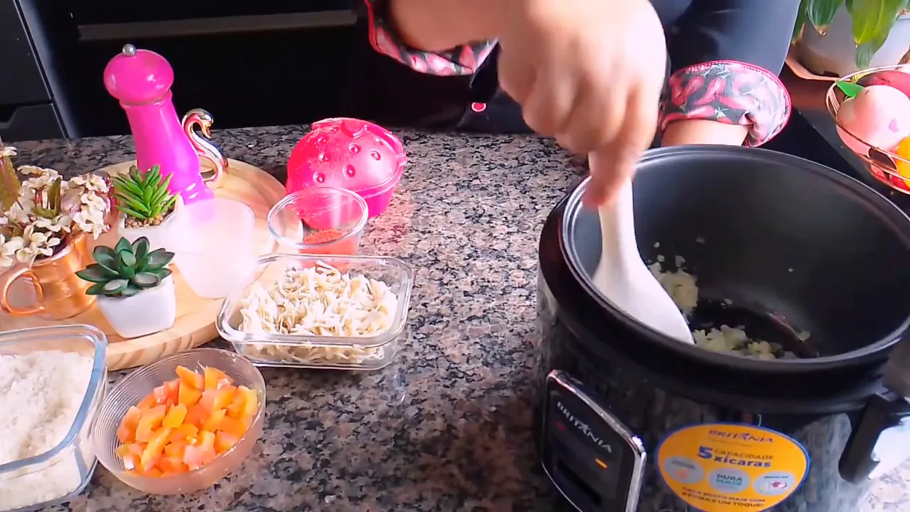 Refogando alho e cebola na panela elétrica de arroz