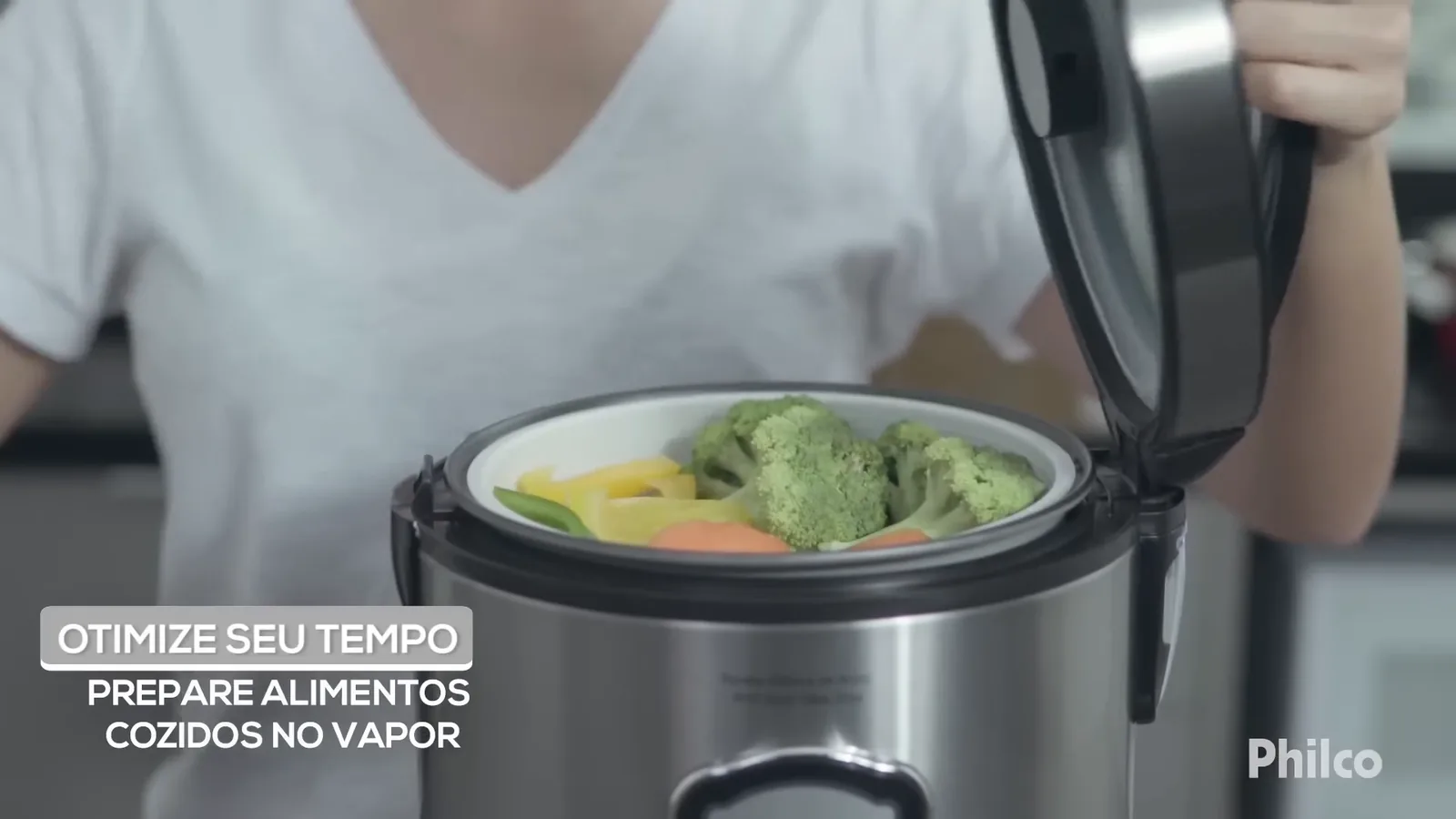 Encaixe da bandeja com legumes para cozimento a vapor na panela