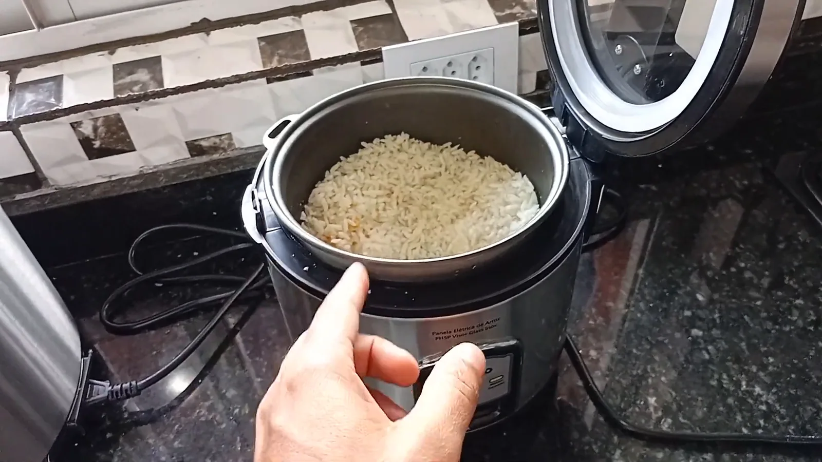 Cuba interna com arroz posicionada dentro da panela Philco