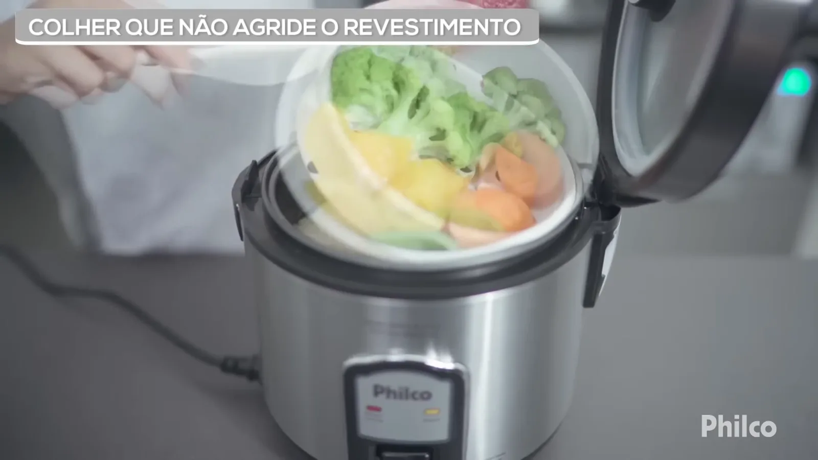 Remoção do cesto de legumes cozidos no vapor na panela elétrica