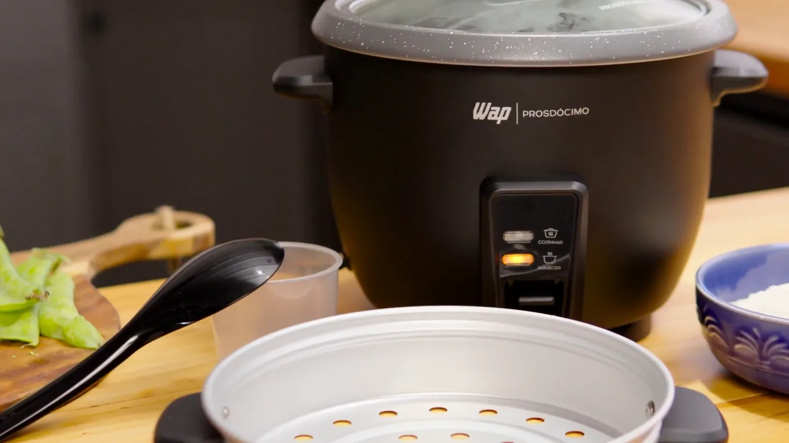 Panela elétrica WAP com luz indicadora acesa e saída de vapor