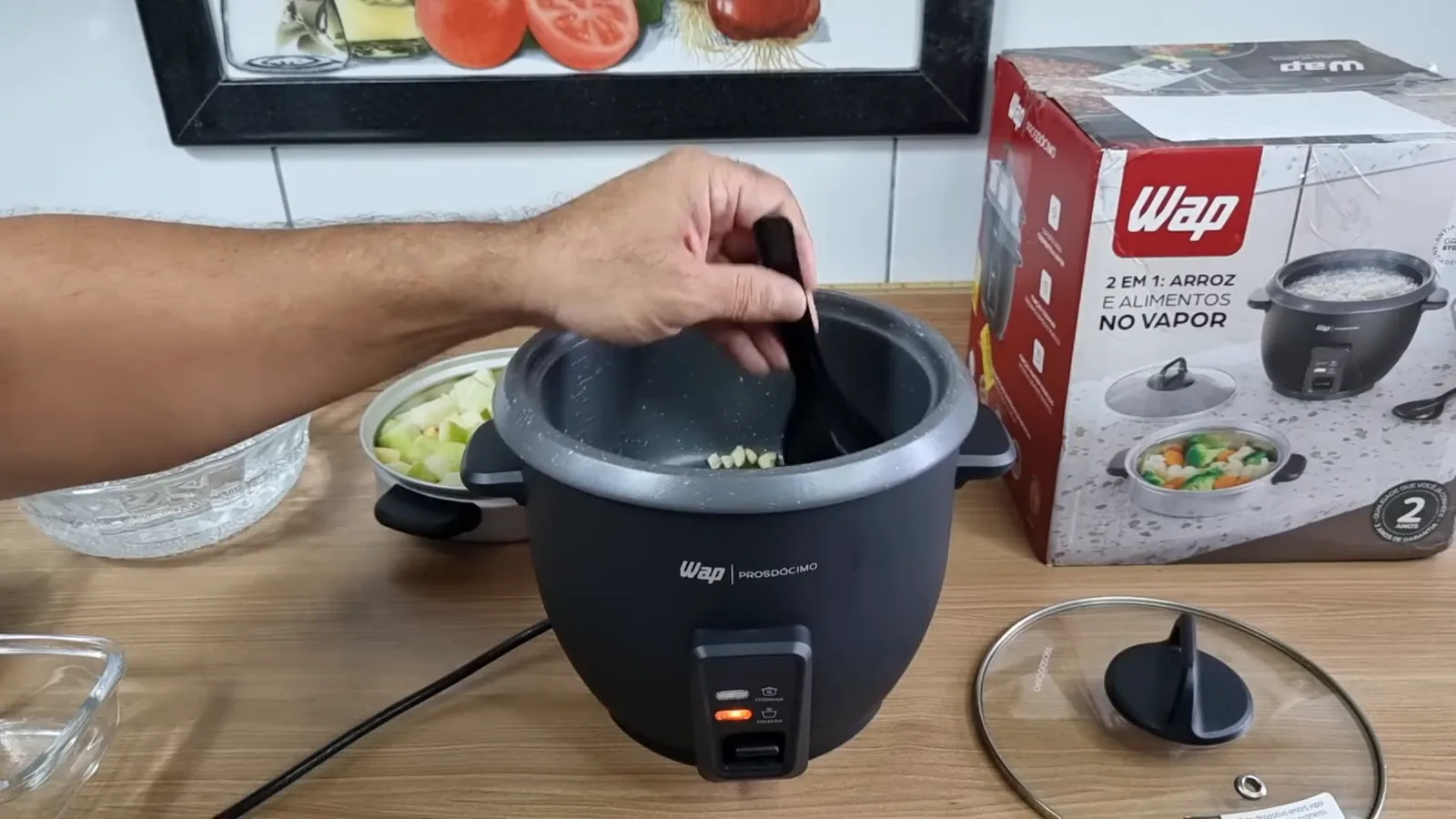 Misturando o alho na cuba da panela de arroz WAP