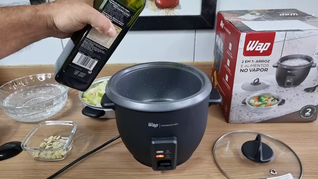 Despejando azeite na cuba da panela de arroz WAP
