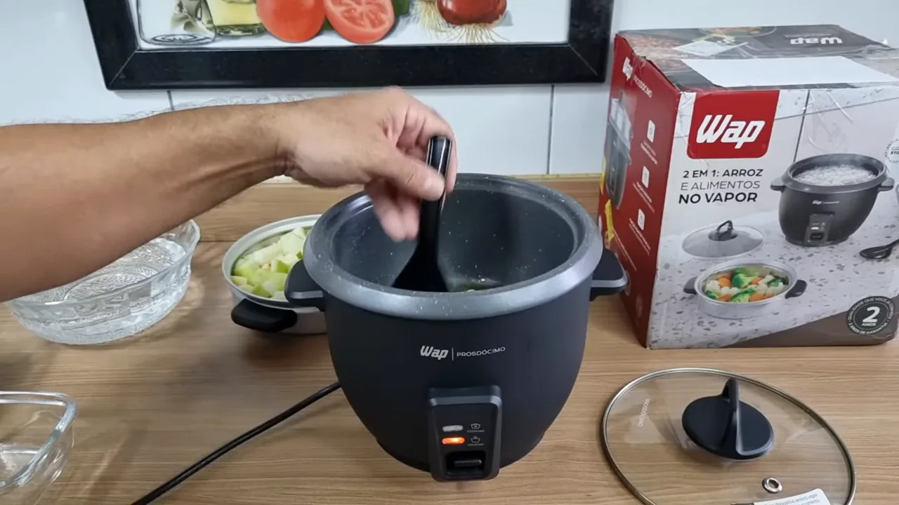 Refogando temperos na cuba antiaderente da panela elétrica WAP