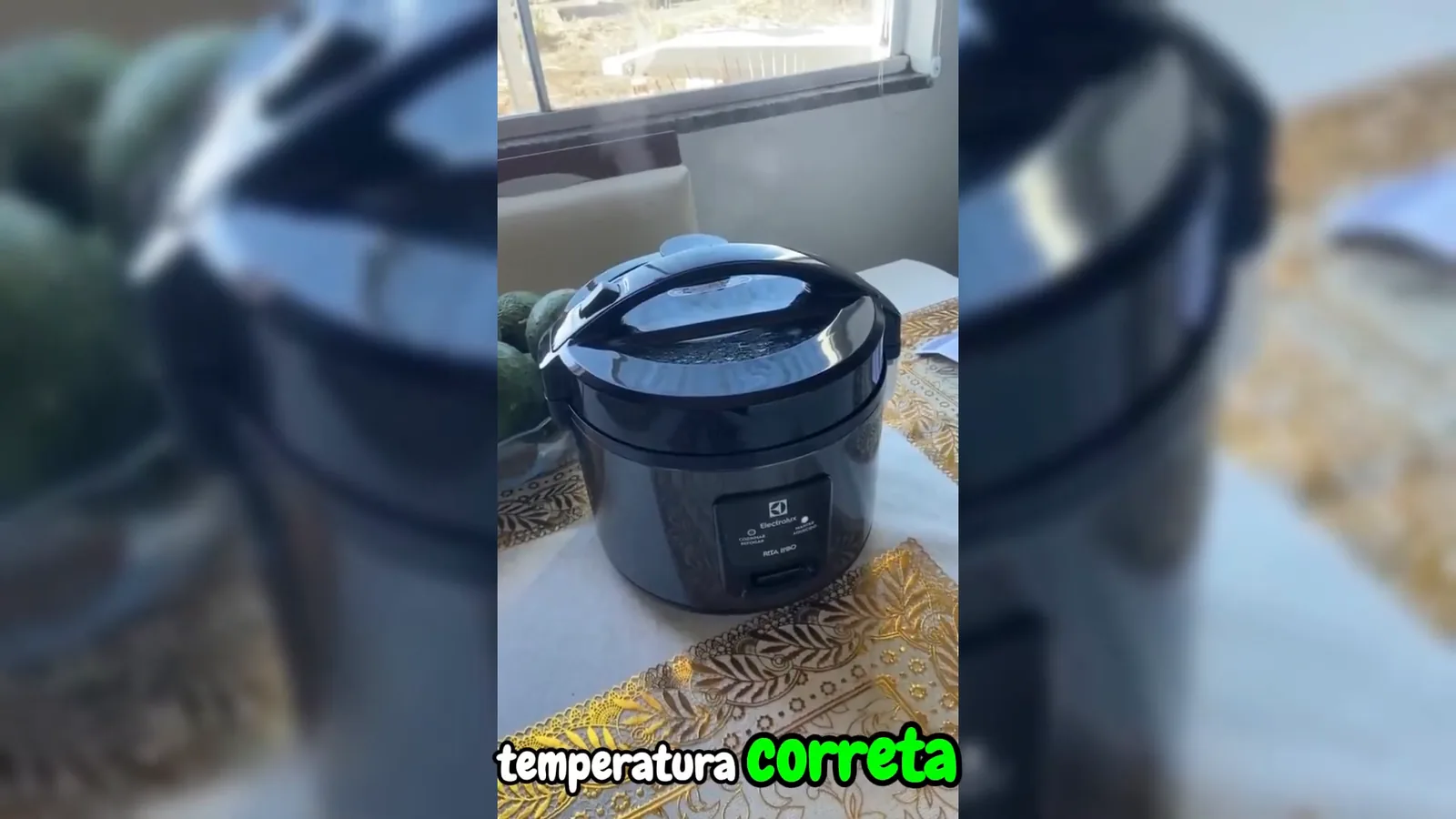 Panela elétrica de arroz em funcionamento liberando vapor pela tampa