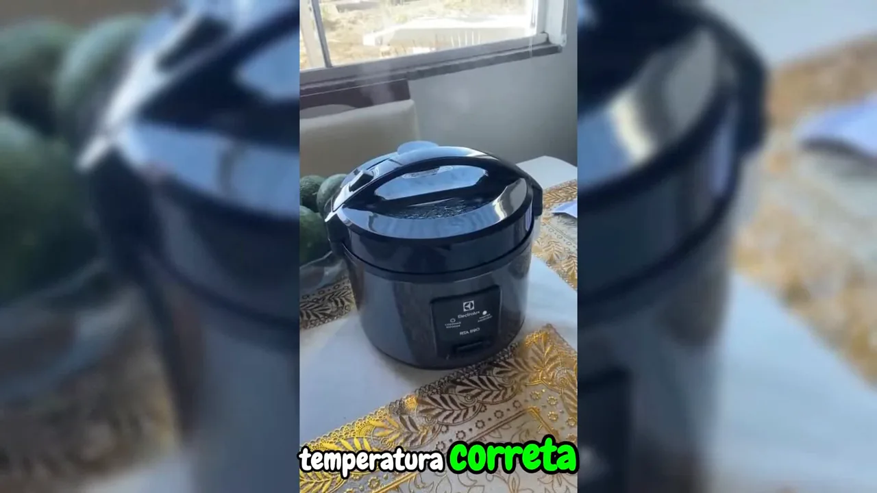Vapor saindo da panela elétrica durante o cozimento do arroz