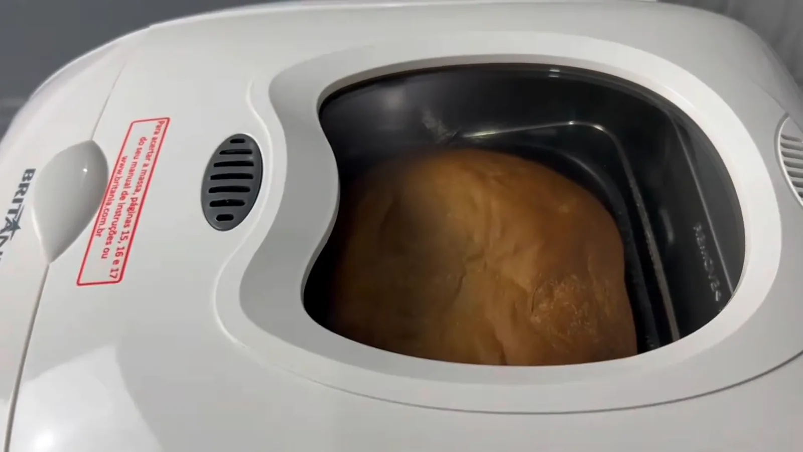Visor da panificadora exibindo o pão assando bem dourado