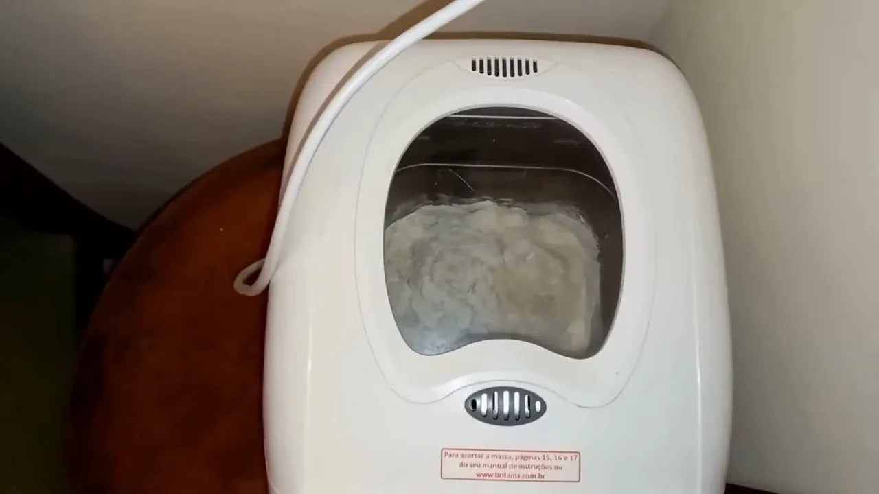 Panificadora Britânia Multipane em funcionamento sovando a massa do pão