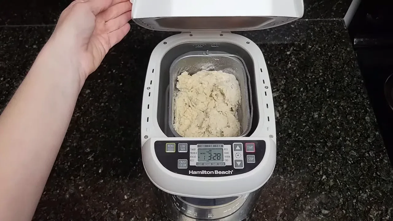 Panificadora elétrica misturando os ingredientes da massa na cuba antiaderente