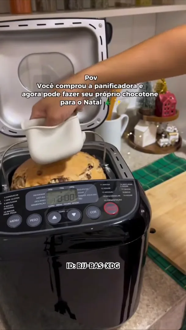 Remoção da cuba com o chocotone pronto da panificadora Gallant