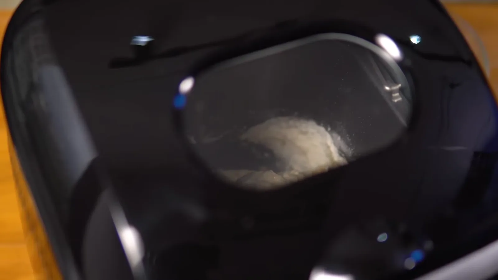 Massa de pão sendo misturada durante o ciclo da panificadora