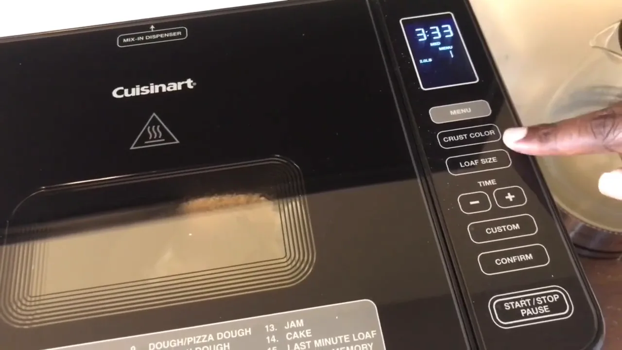 Programação dos ciclos de preparo no painel touch da panificadora
