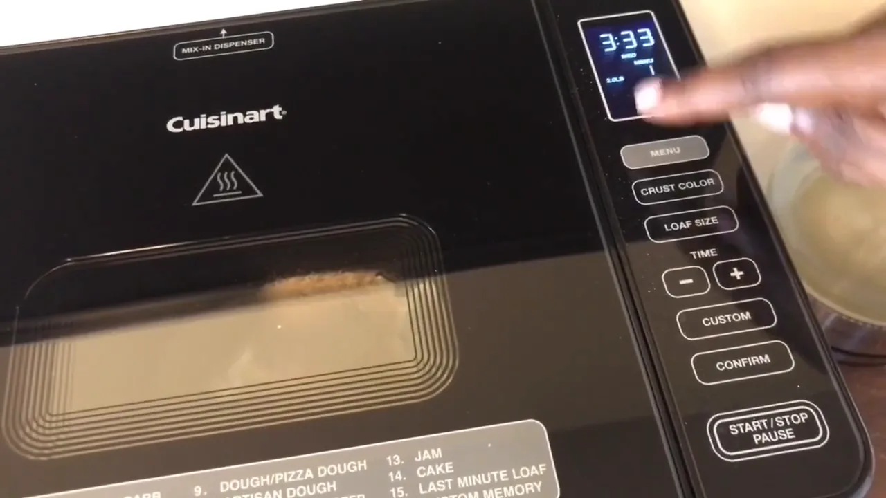 Configuração do tamanho da massa no display digital da panificadora