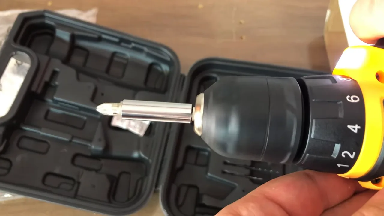 Parafusadeira WAP BPF 12K3 funcionando com adaptador e ponta Phillips