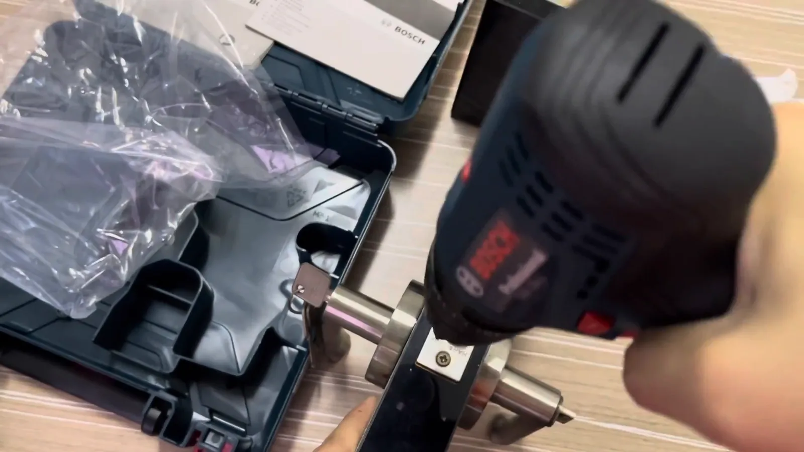 Parafusadeira Bosch apertando parafuso com controle de torque ajustado