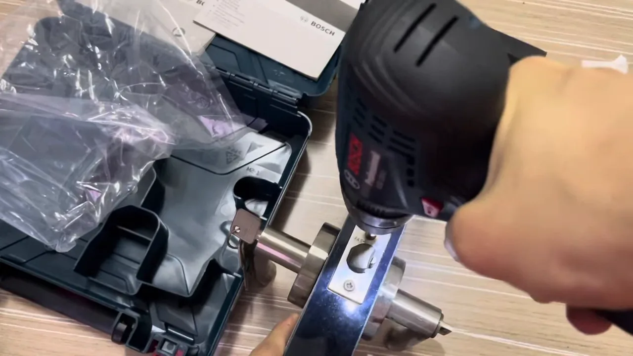 Parafusadeira Bosch apertando parafuso metálico com controle de torque