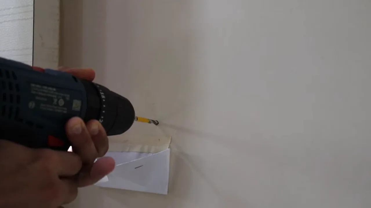 Furadeira Bosch GSB 120-LI perfurando alvenaria com luz auxiliar ligada