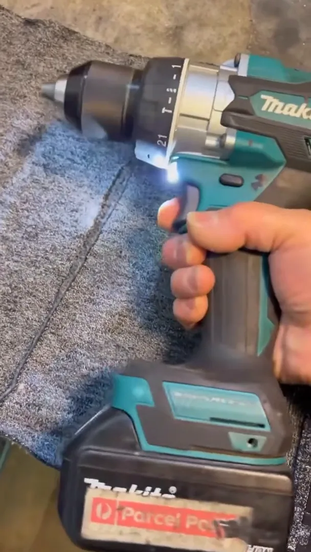 Parafusadeira Makita DHP486 acionada com luz LED e mandril em rotação