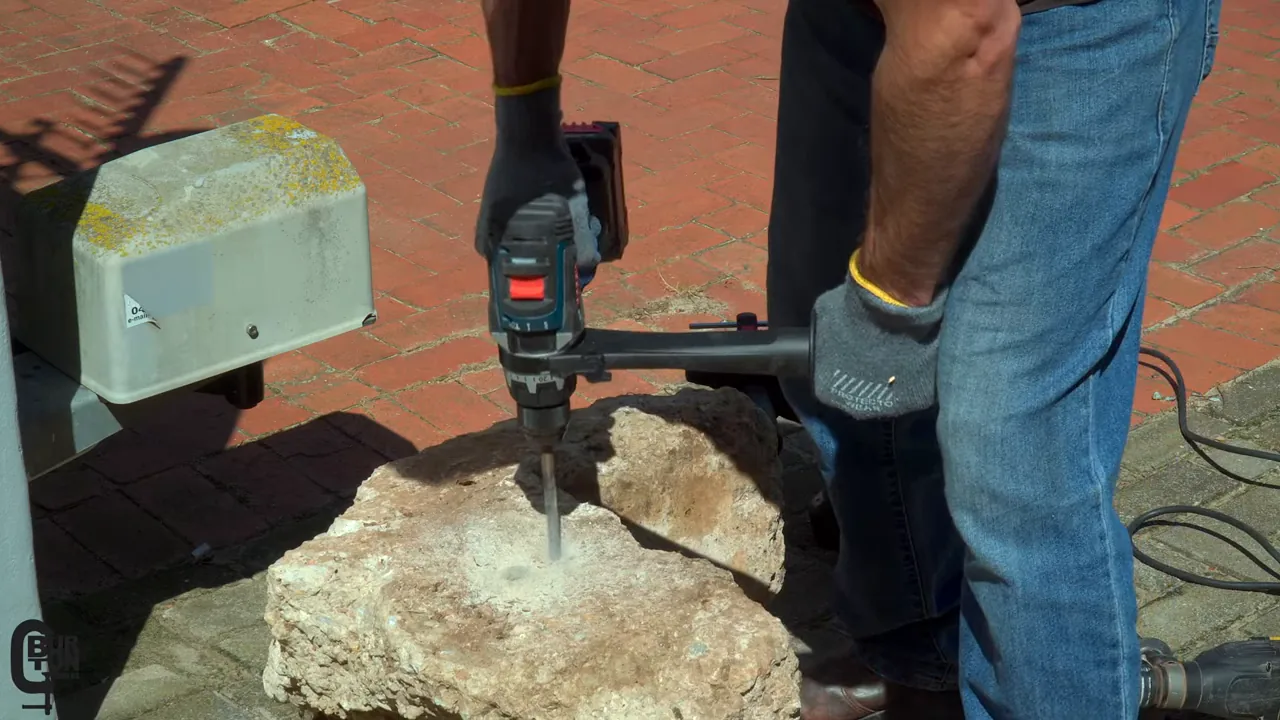 Parafusadeira e furadeira Bosch Biturbo perfurando pedra de concreto pesado