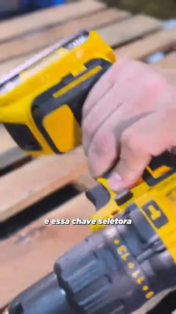 Ajuste da chave seletora de rotação na parafusadeira DeWalt 20V