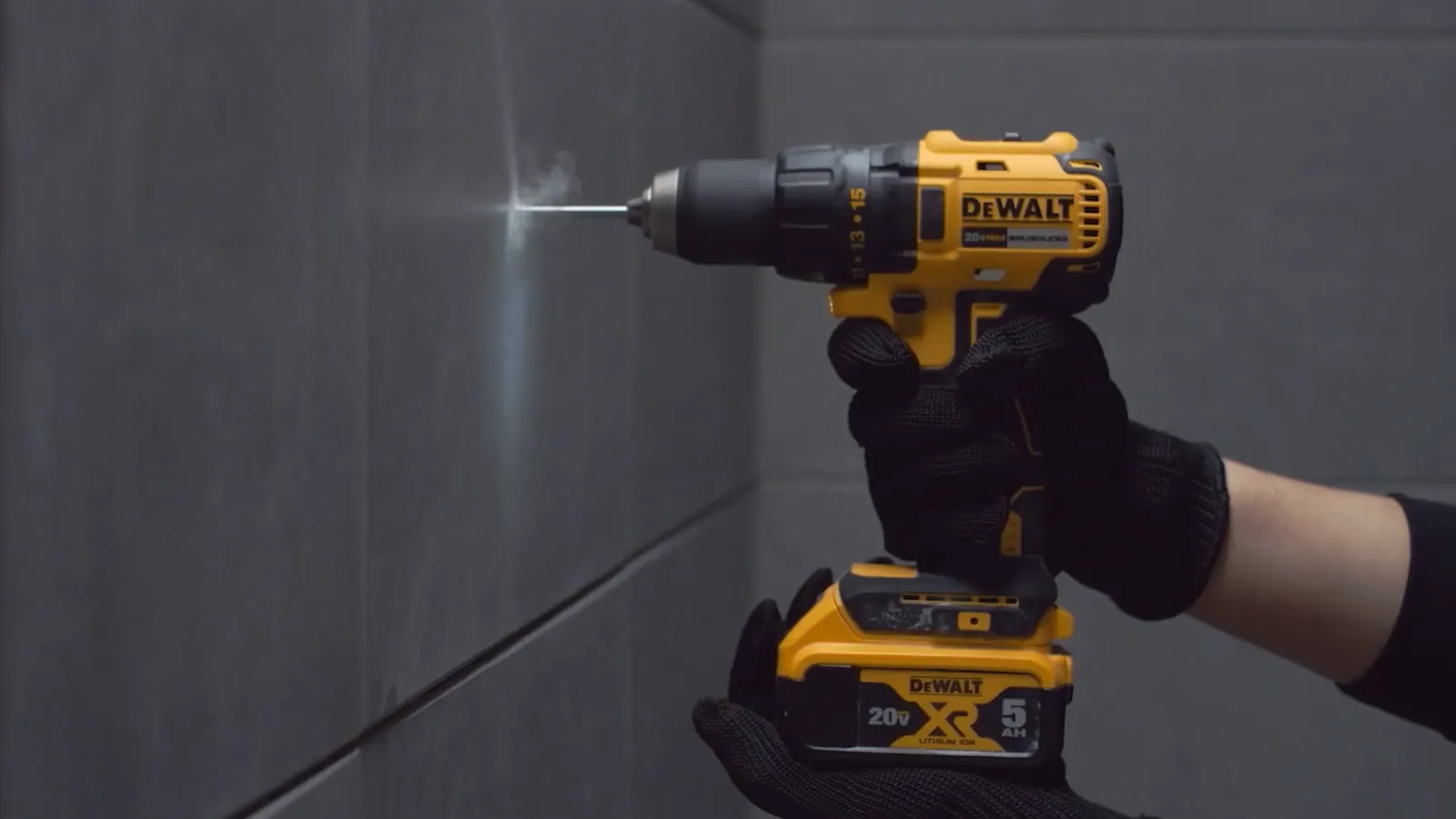Furadeira DeWalt DCD7781 perfurando parede com revestimento cerâmico