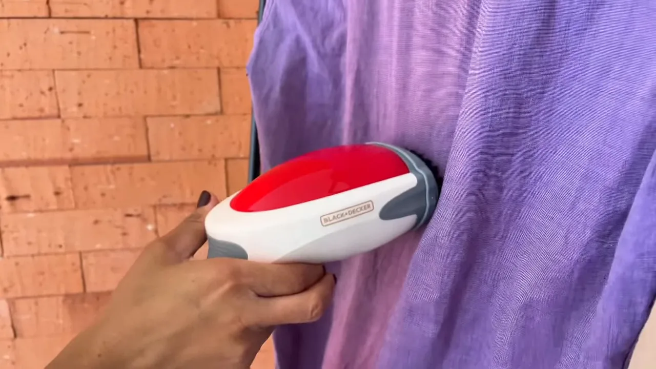 Passadeira a vapor Black+Decker aplicando vapor contínuo em camisa