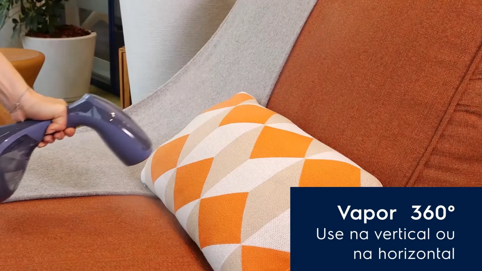 Aparelho higienizando almofada decorativa com emissão contínua de vapor