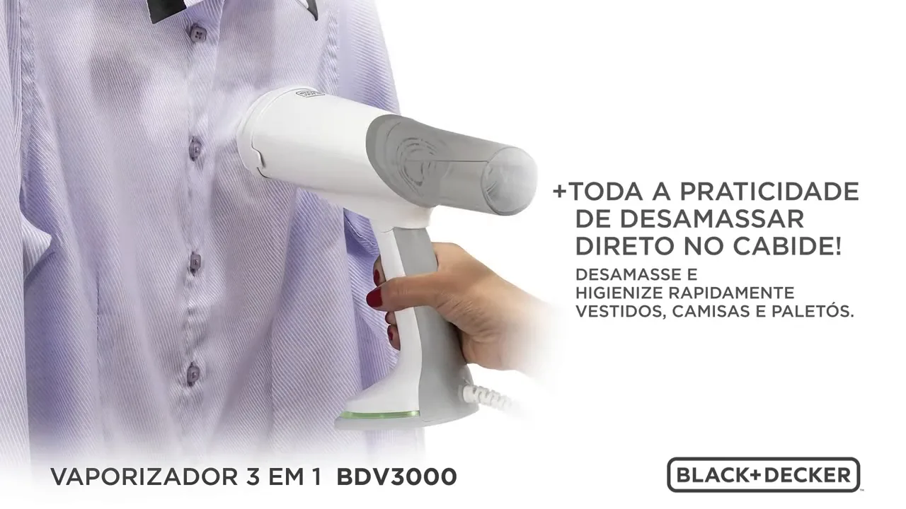 Vaporizador portátil em uso contínuo desamassando tecido no cabide