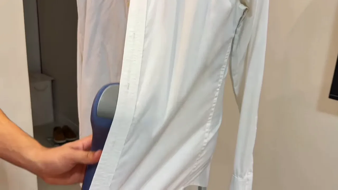 Passadeira vertical desamassando a lateral da camisa no cabide
