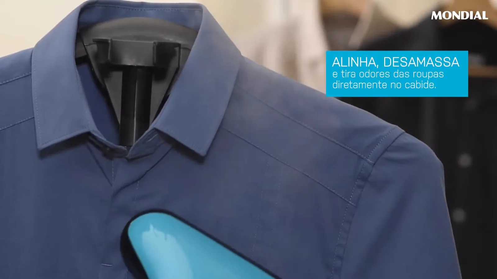 Bocal de vapor desamassando camisa azul pendurada no suporte vertical