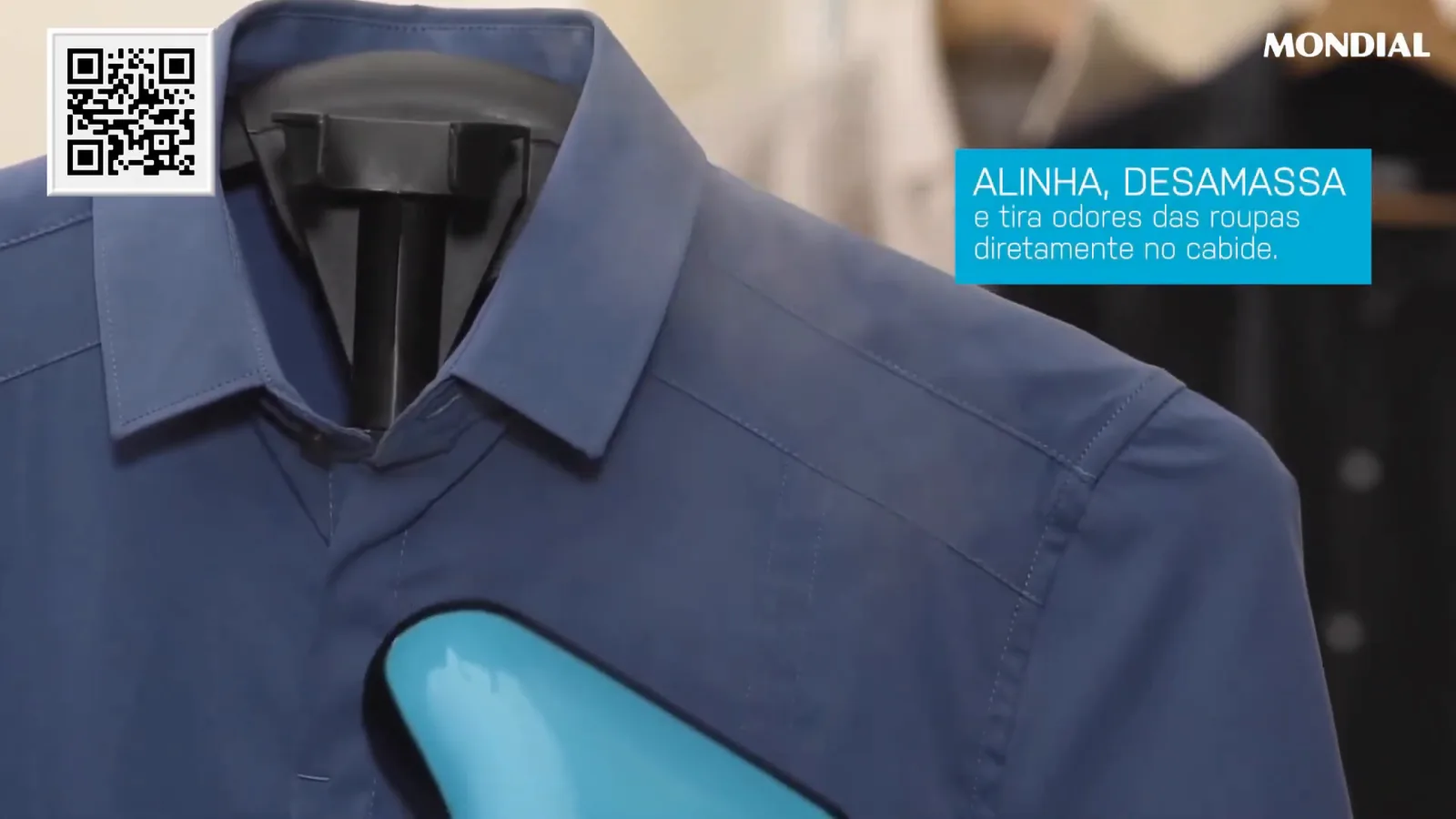 Bocal a vapor desamassando camisa azul pendurada no suporte